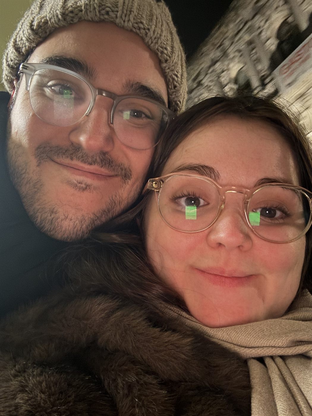 Los dos muy juntos, con gorro de lana, bufanda y gafas
